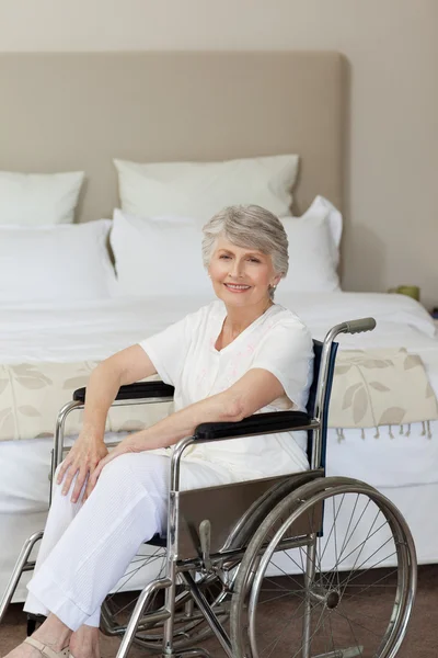 Lächelnde Seniorin im Rollstuhl — Stockfoto