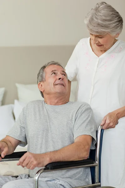 Pensionerad man i sin rullstol med sin fru — Stockfoto