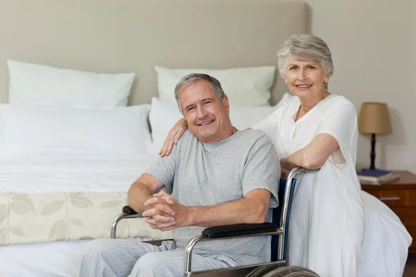 Äldre par i deras sovrum — Stockfoto