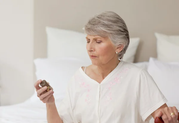 Beteg idősebb nő, ő tablettát — Stock Fotó