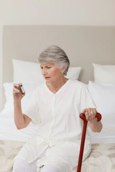 Malata donna anziana che prende le sue pillole — Foto Stock