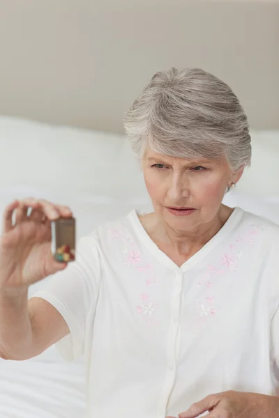 Хвора старша жінка приймає свої таблетки — стокове фото