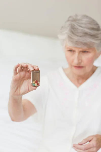 Sjuka äldre kvinna hennes piller — Stockfoto