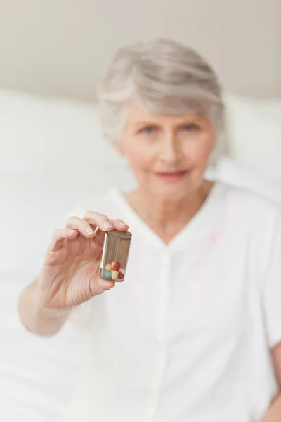 O femeie în vârstă se uită la cameră — Fotografie, imagine de stoc