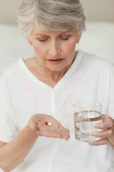 Enferma mujer mayor tomando sus pastillas —  Fotos de Stock