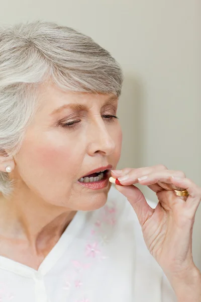 Enferma mujer mayor tomando sus pastillas — Foto de Stock