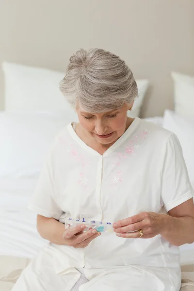 Enferma mujer mayor tomando sus pastillas —  Fotos de Stock