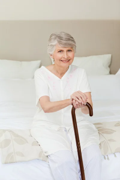 Συνταξιούχος γυναίκα με το μπαστούνι — Φωτογραφία Αρχείου