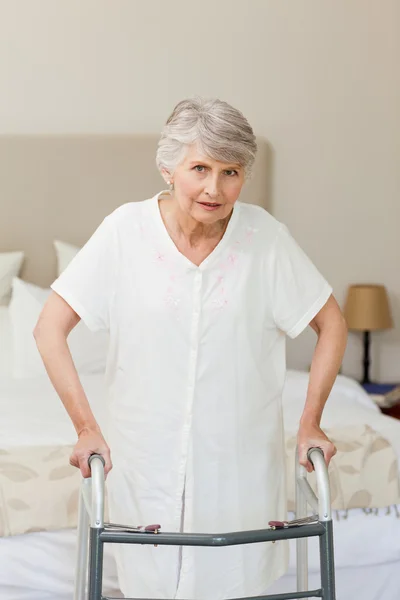 Senior mulher com sua moldura zimmer — Fotografia de Stock