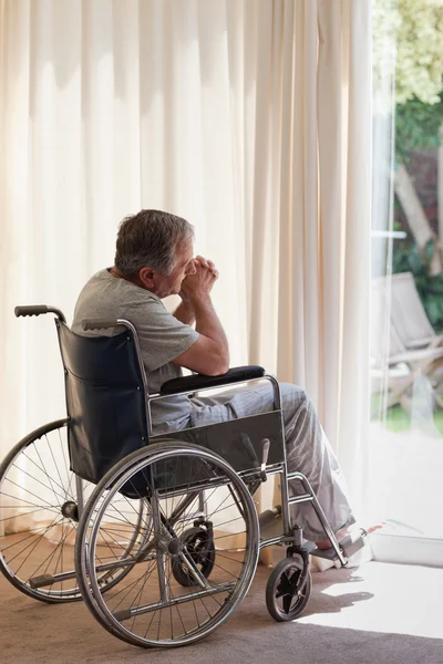 彼の車椅子の年配の男性人 — ストック写真