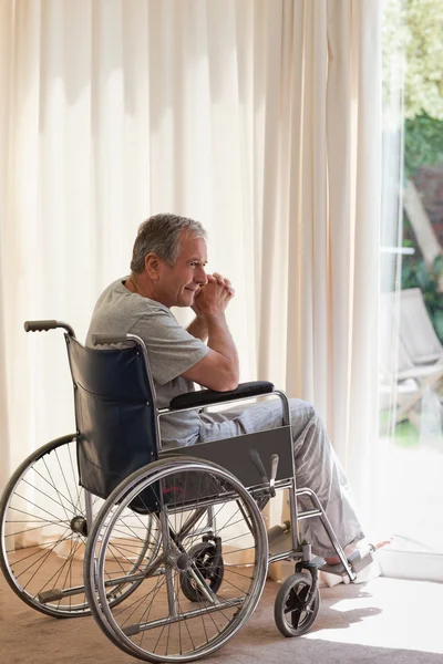 Hombre mayor en su silla de ruedas —  Fotos de Stock