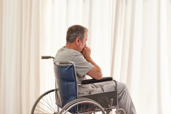 Düşünceli erkek onun tekerlekli sandalye — Stok fotoğraf