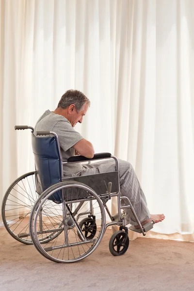 Un uomo premuroso sulla sedia a rotelle — Foto Stock