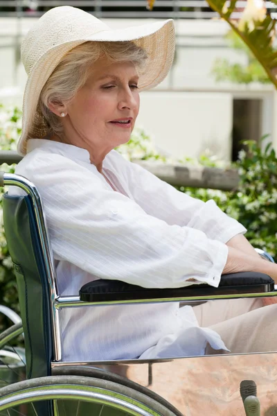 Donna matura in sedia a rotelle in giardino — Foto Stock