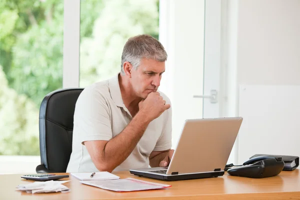 Człowiek pracujący nad laptopem — Zdjęcie stockowe