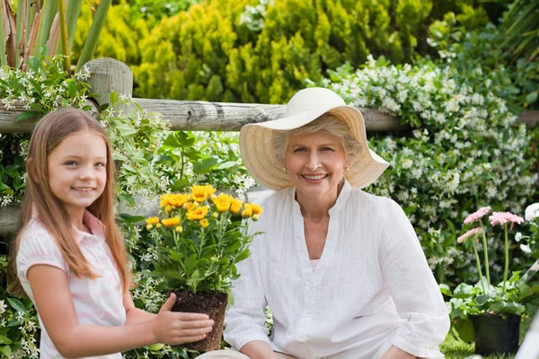 Großmutter mit ihrer Enkelin bei der Gartenarbeit — Stockfoto