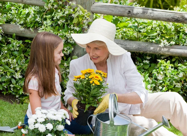 Abuela con su nieta trabajando en el jardín —  Fotos de Stock