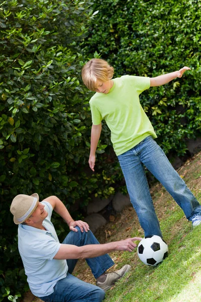 Abuelo y su nieto jugando al fútbol — Foto de Stock