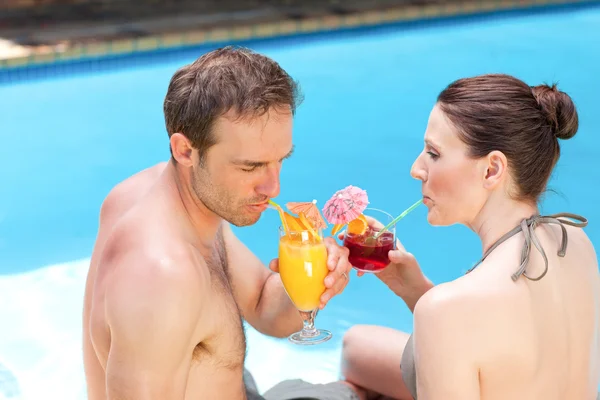 Happy couple drinking cocktails — Stock Photo, Image