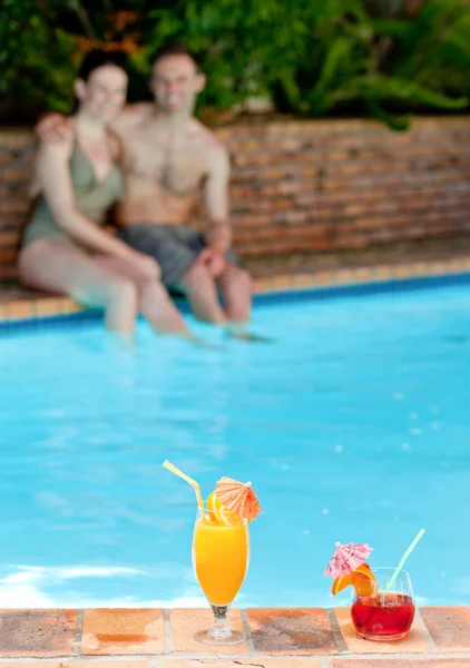 Two drinks beside the swimming pool — Stock Photo, Image