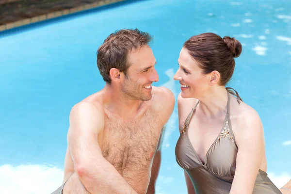 Yüzme havuzunun yanında çift — Stok fotoğraf