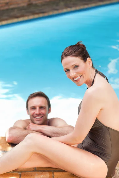Smiling couple looking at the camera — Stock Photo, Image