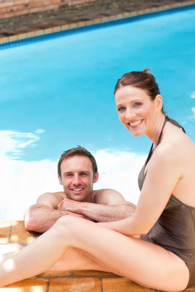 Smiling couple looking at the camera — Stock Photo, Image