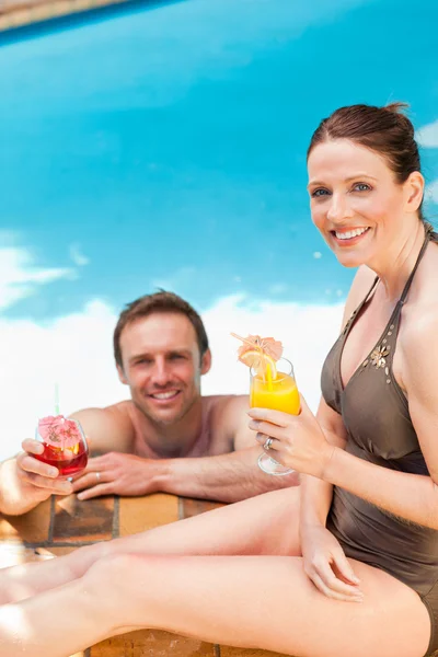 Lächelndes Paar trinkt Cocktails — Stockfoto