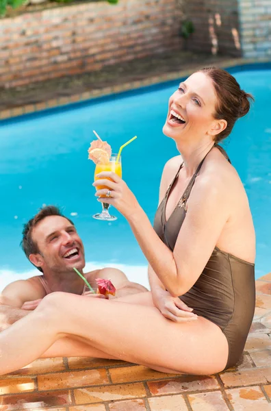 Smiling couple drinking cocktails — Stock Photo, Image