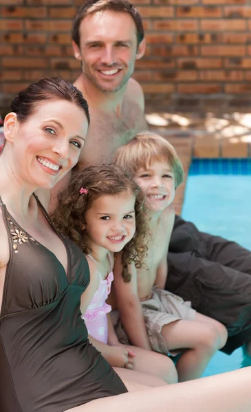 Famiglia felice accanto alla piscina — Foto Stock