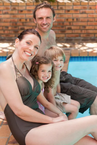 在游泳池旁边的幸福家庭 — 图库照片