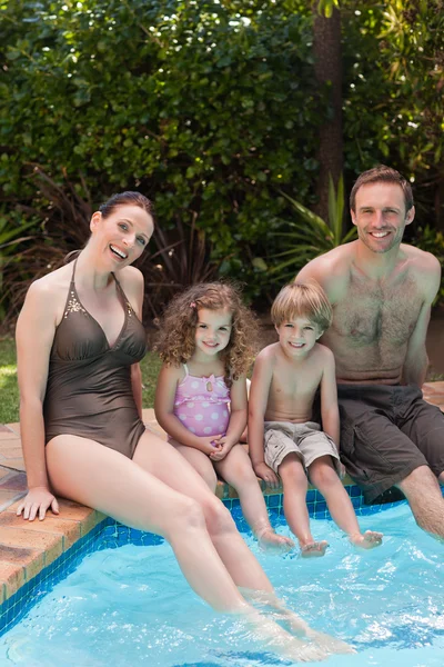 Šťastná rodina u bazénu — Stock fotografie