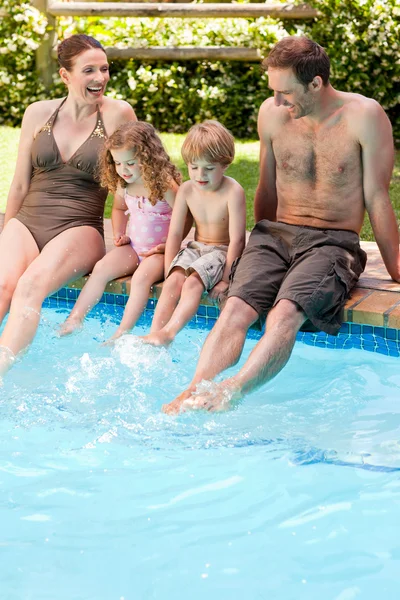 Ευτυχισμένη οικογένεια δίπλα στην πισίνα — Φωτογραφία Αρχείου