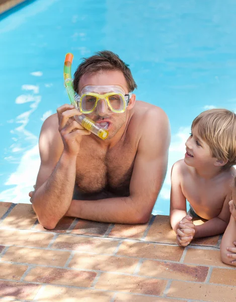 Ο πατέρας με το γιο του στην πισίνα — Φωτογραφία Αρχείου