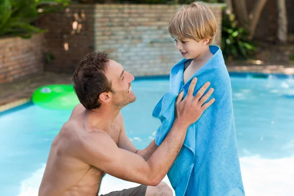 Ο πατέρας με το γιο του δίπλα στην πισίνα — Φωτογραφία Αρχείου
