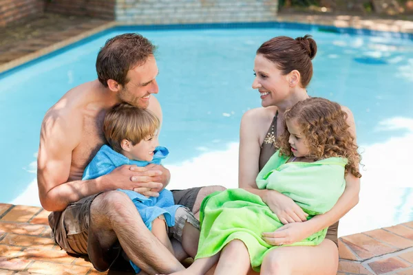 Yüzme havuzunun yanında mutlu bir aile portresi — Stok fotoğraf