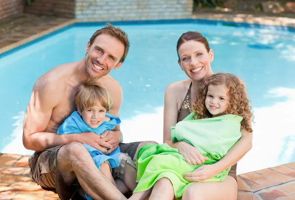 Портрет счастливой семьи у бассейна — стоковое фото