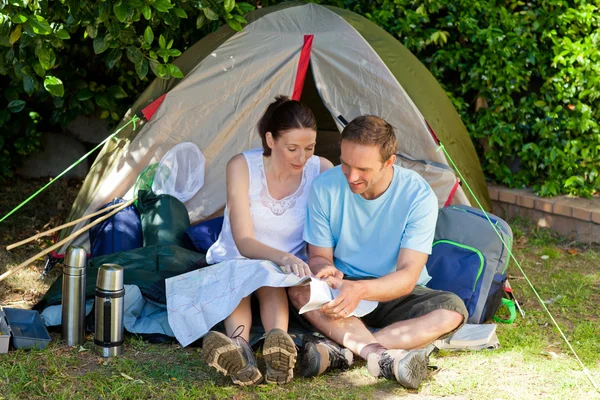 Para camping w ogrodzie — Zdjęcie stockowe