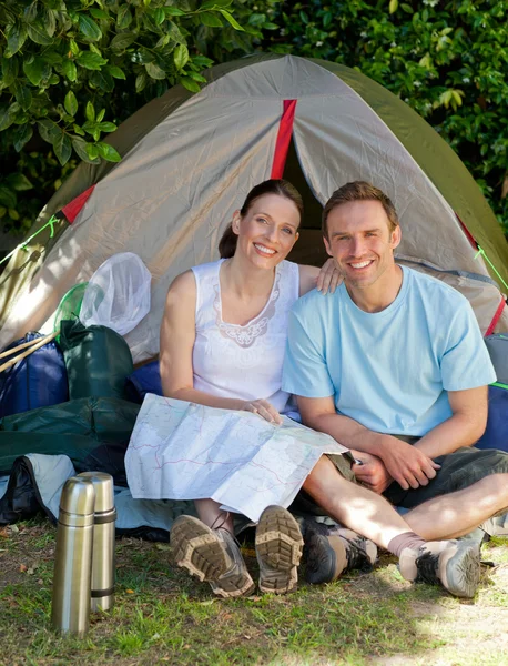 Couple camping dans le jardin — Photo