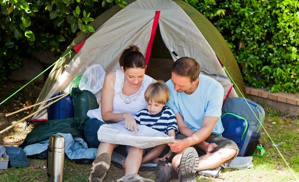 Família acampar no jardim — Fotografia de Stock