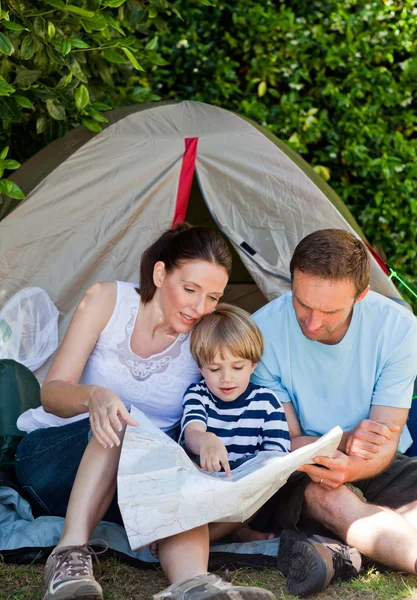 Rodzina camping w ogrodzie — Zdjęcie stockowe