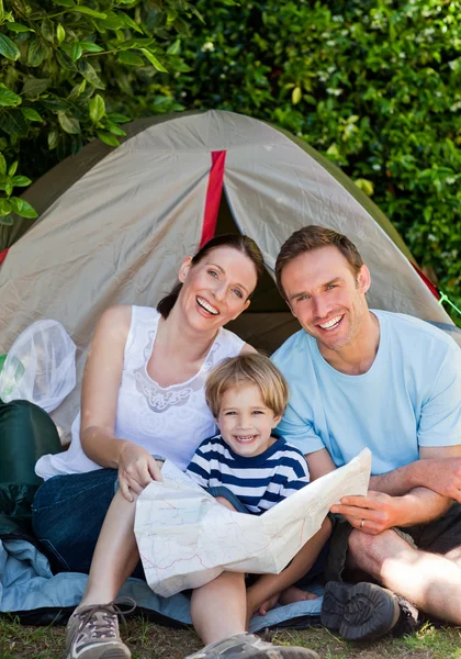 Rodzina camping w ogrodzie — Zdjęcie stockowe