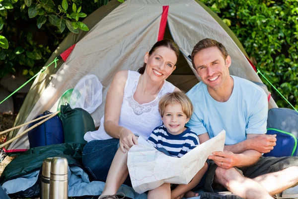 Família acampar no jardim — Fotografia de Stock