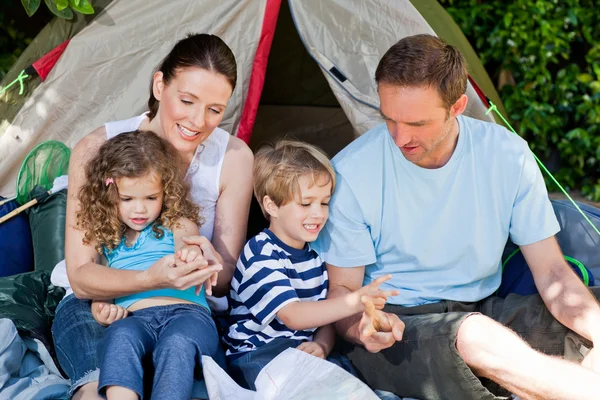 Schattig familie camping in de tuin — Stockfoto