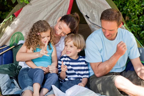 Adorable camping familiar en el jardín —  Fotos de Stock