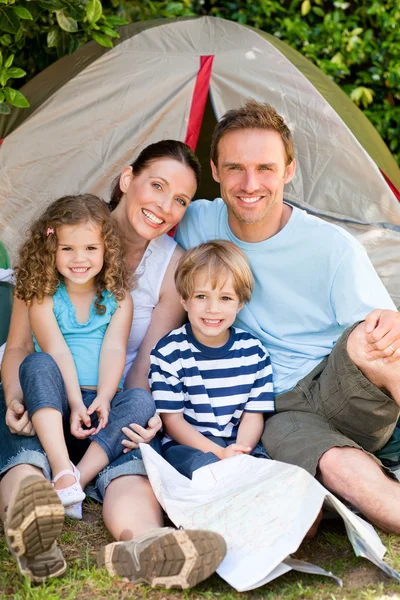 Adorável família acampar no jardim — Fotografia de Stock