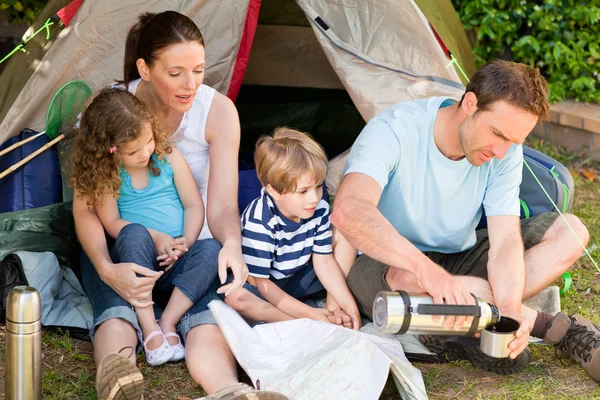 Adorable camping familial dans le jardin — Photo