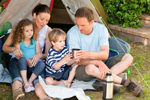 Schattig familie camping in de tuin — Stockfoto