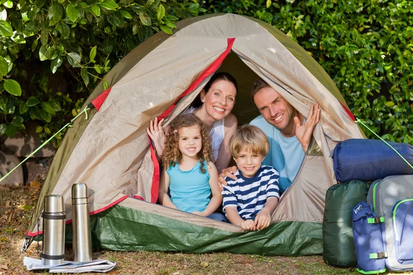 Gioioso campeggio per famiglie in giardino — Foto Stock
