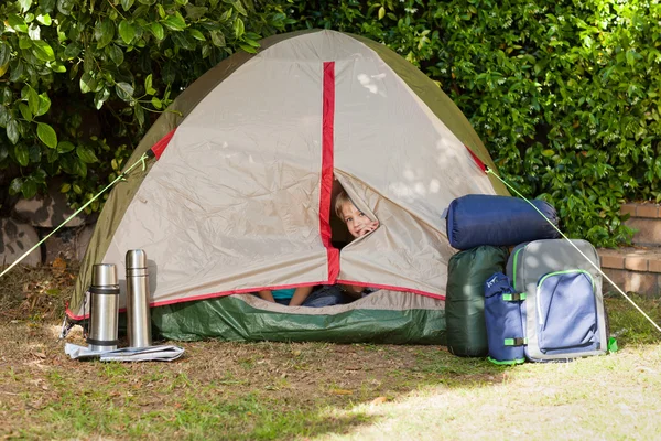 Una tenda in giardino — Foto Stock